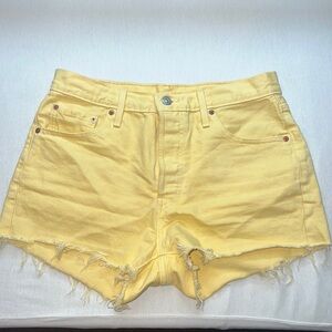 Levis w29 3” yellow shorts
